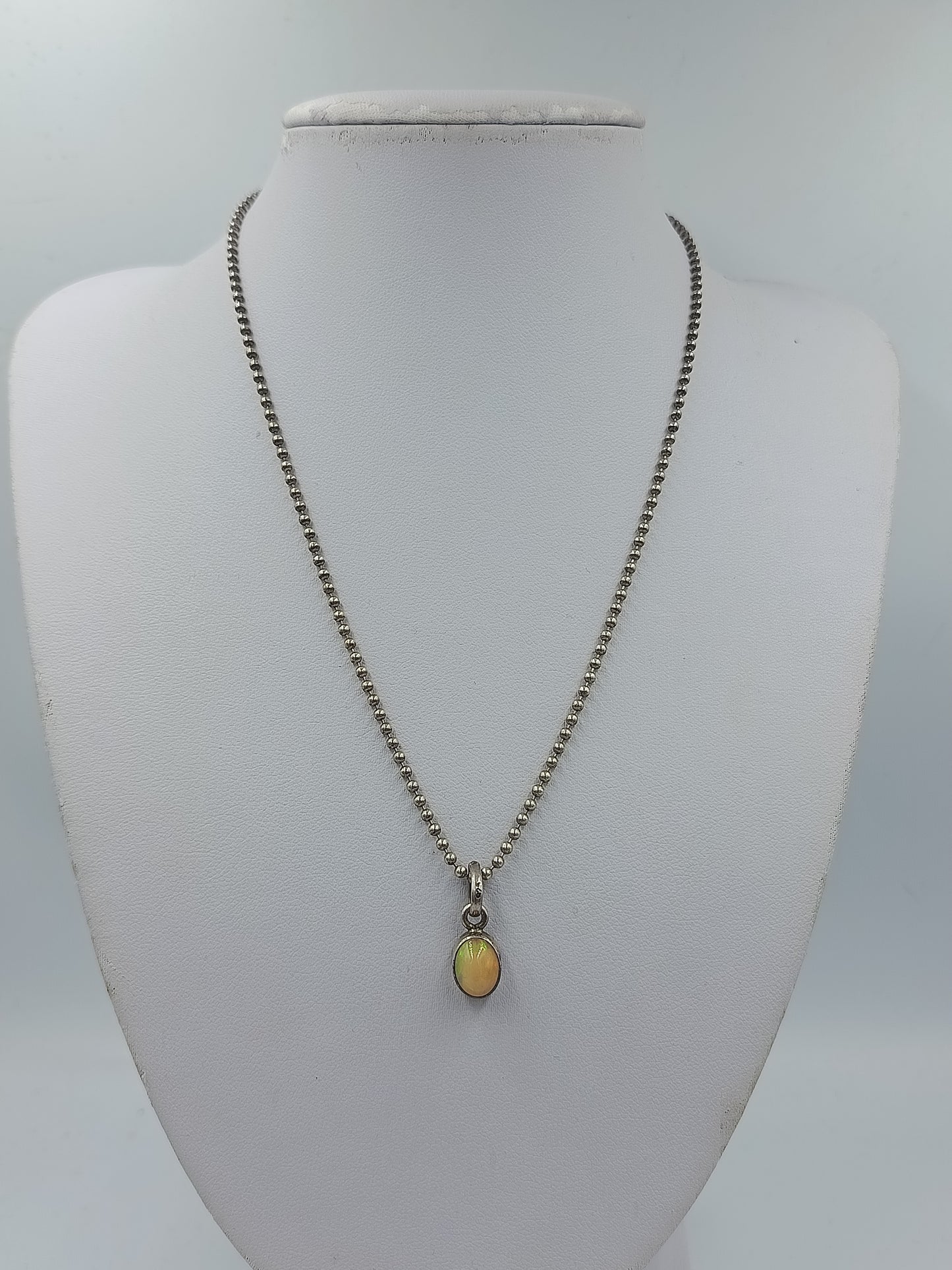 Zarte Kette aus 925 Silber mit schimmerndem Opal Anhänger im eleganten zeitlosen Stil