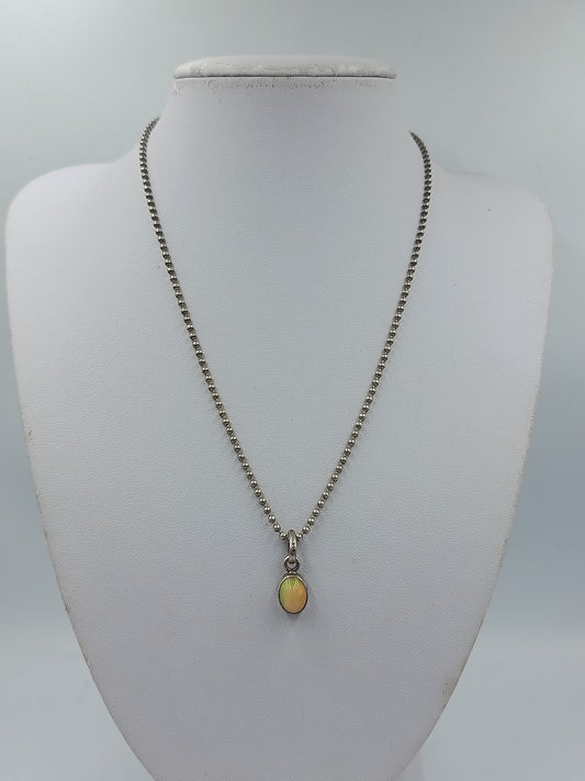 Zarte Kette aus 925 Silber mit schimmerndem Opal Anhänger im eleganten zeitlosen Stil