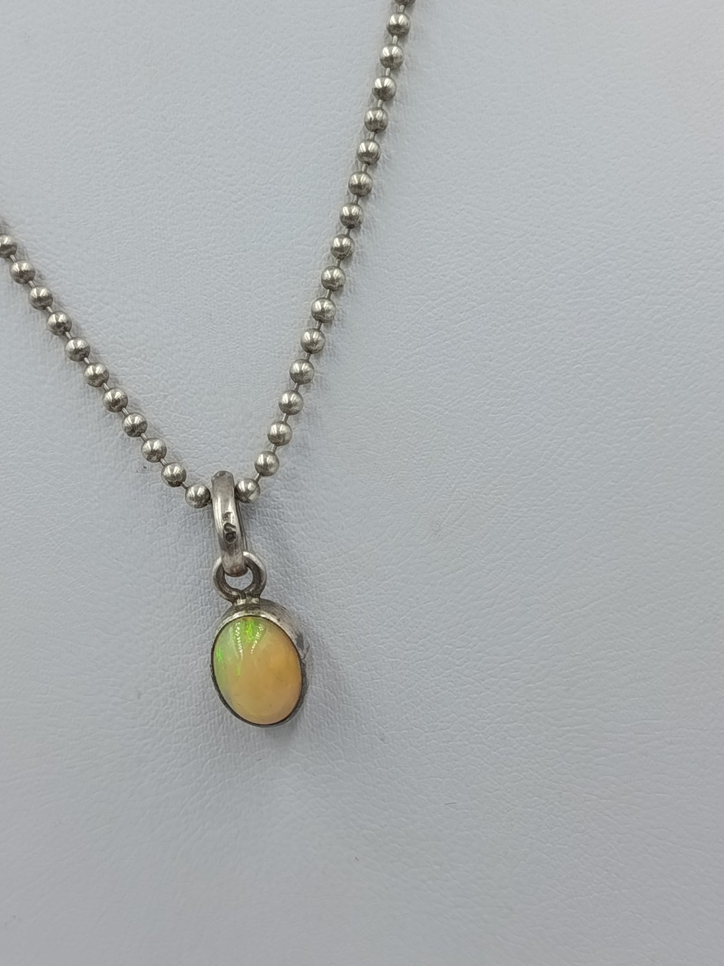 Zarte Kette aus 925 Silber mit schimmerndem Opal Anhänger im eleganten zeitlosen Stil