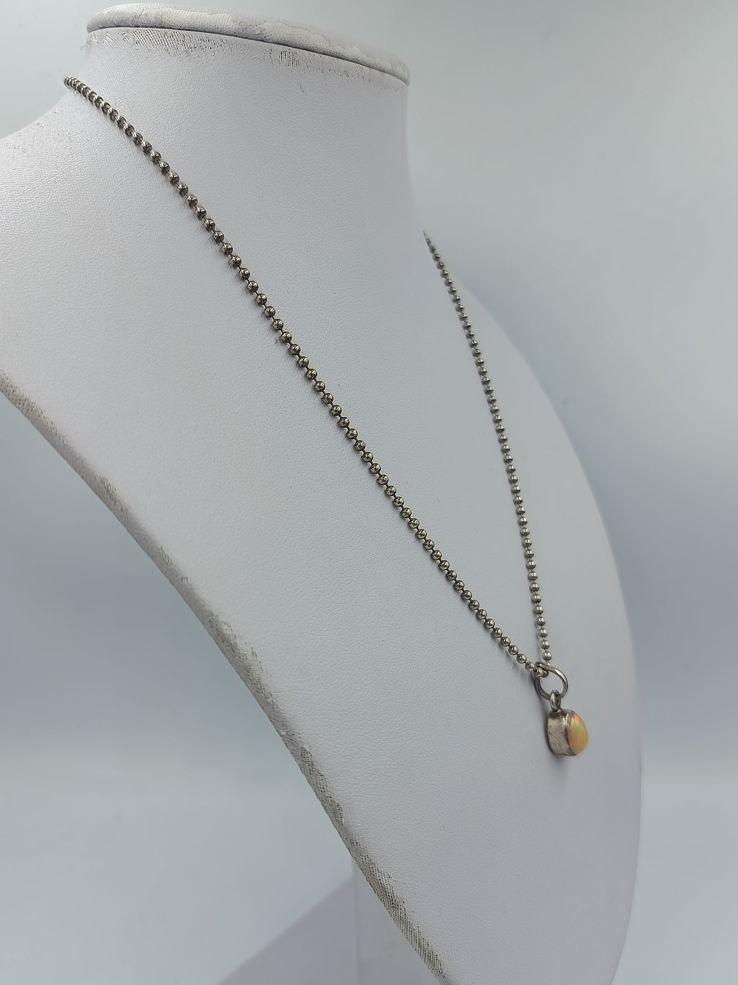 Zarte Kette aus 925 Silber mit schimmerndem Opal Anhänger im eleganten zeitlosen Stil