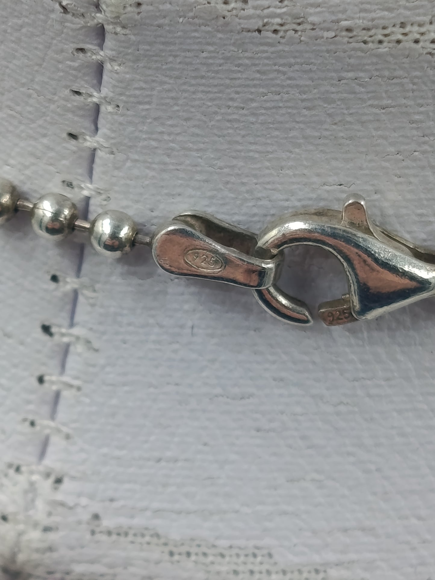 Zarte Kette aus 925 Silber mit schimmerndem Opal Anhänger im eleganten zeitlosen Stil