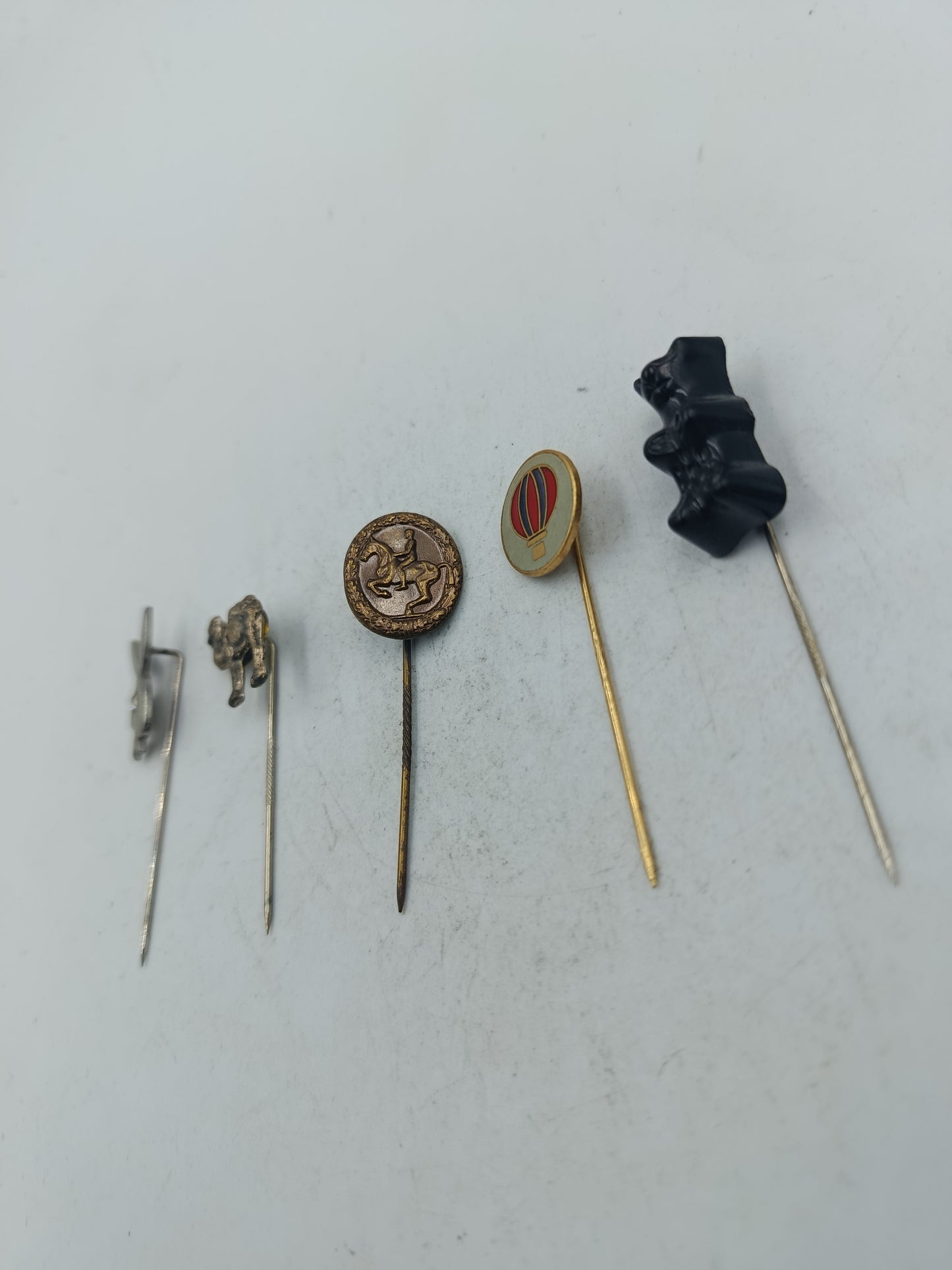 Vintage Anstecknadeln Set mit verschiedenen Motiven für Sammler und Liebhaber klassischer Accessoires