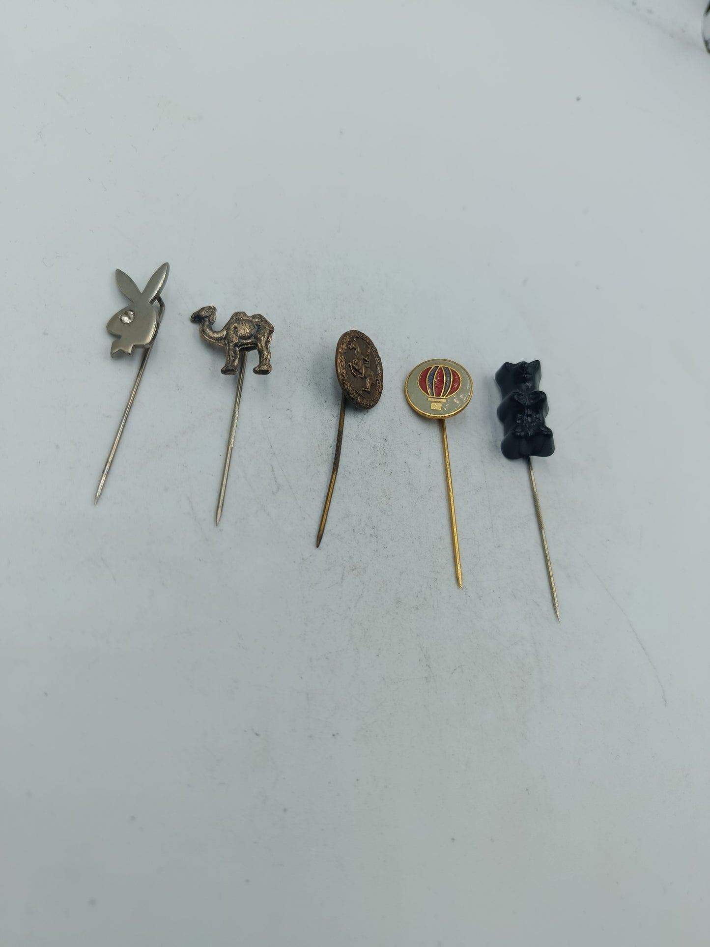 Vintage Anstecknadeln Set mit verschiedenen Motiven für Sammler und Liebhaber klassischer Accessoires