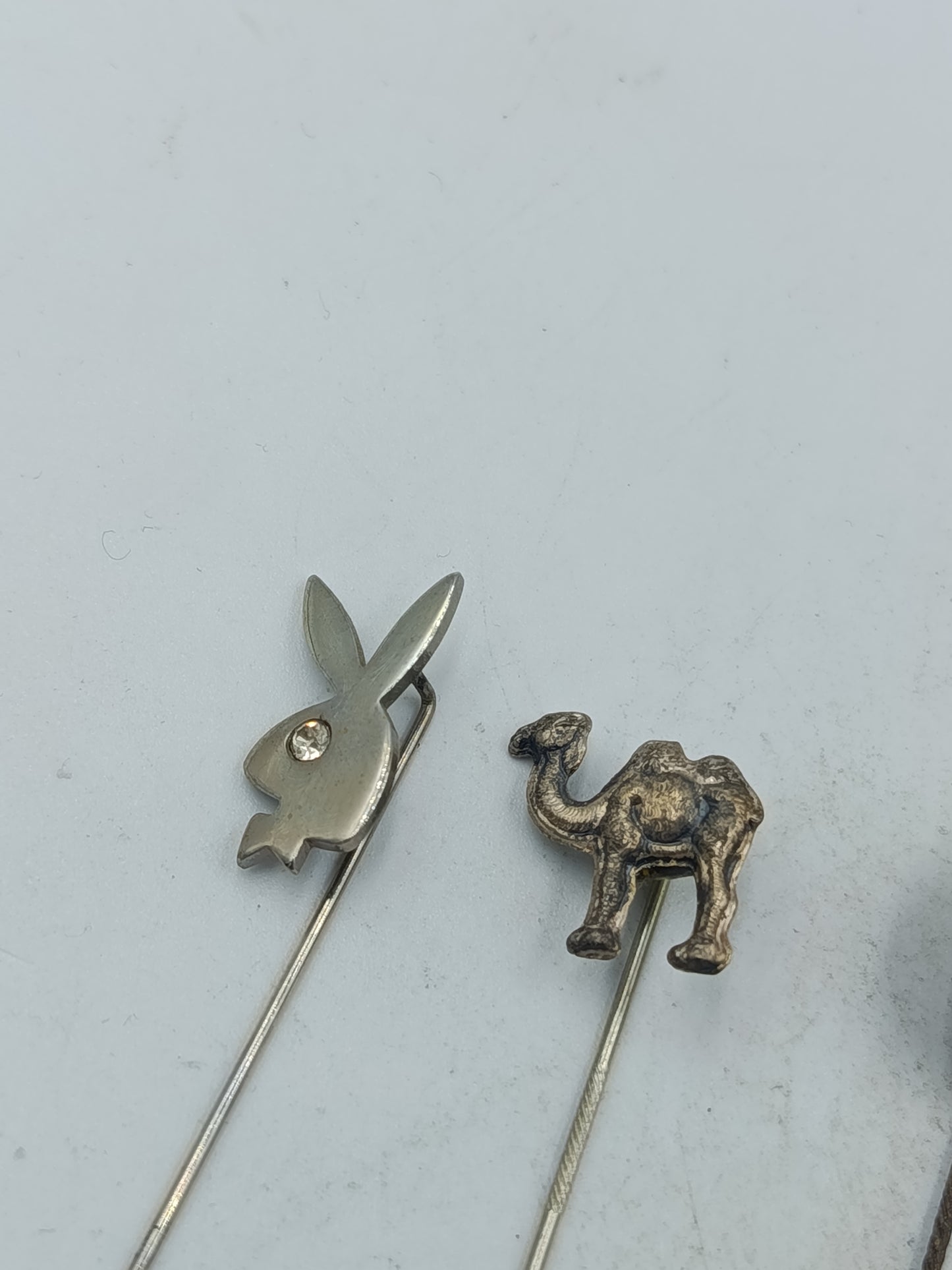 Vintage Anstecknadeln Set mit verschiedenen Motiven für Sammler und Liebhaber klassischer Accessoires