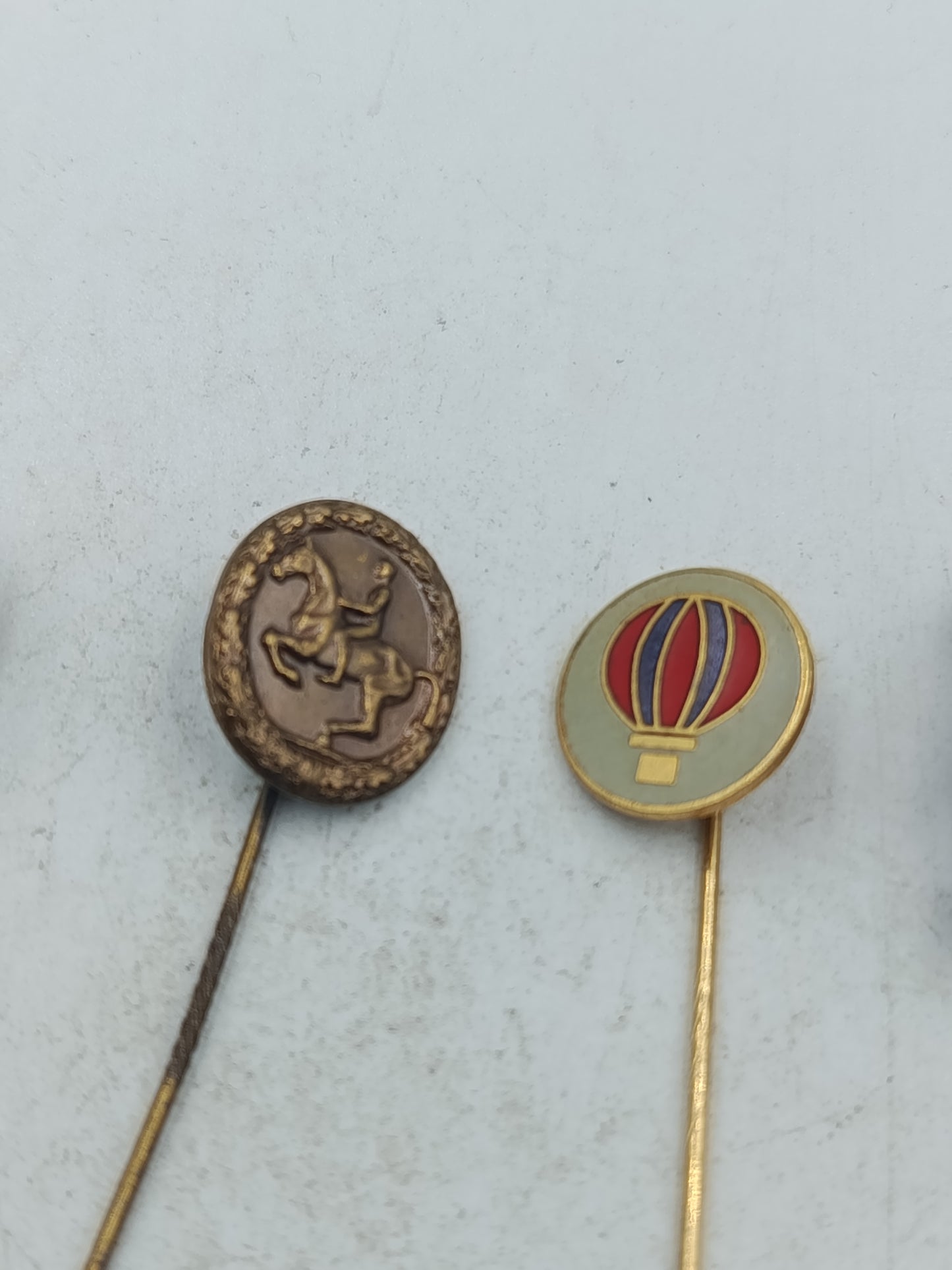 Vintage Anstecknadeln Set mit verschiedenen Motiven für Sammler und Liebhaber klassischer Accessoires