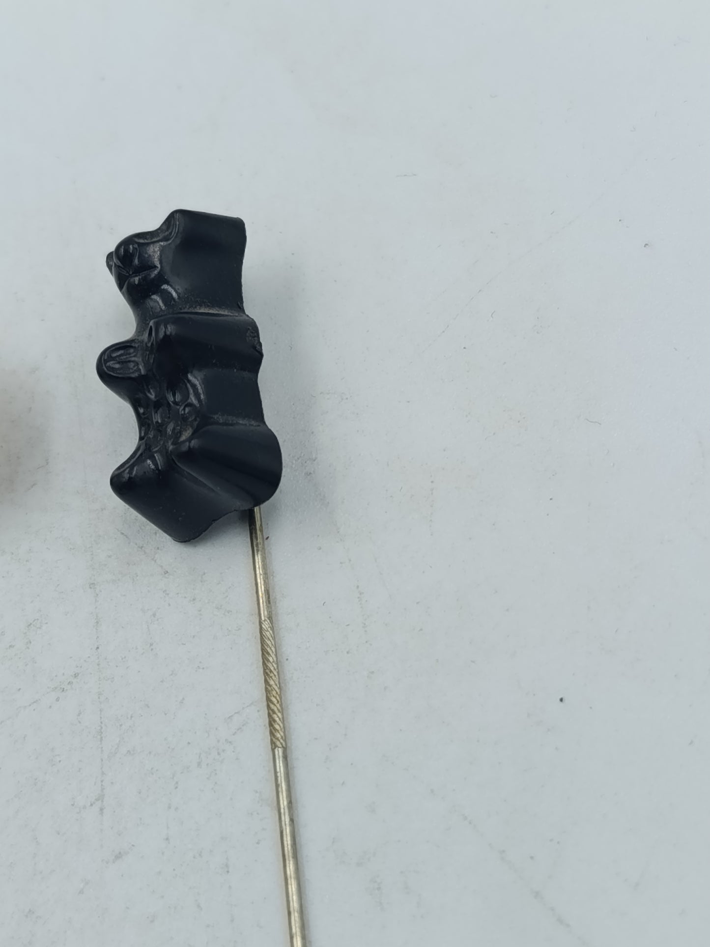 Vintage Anstecknadeln Set mit verschiedenen Motiven für Sammler und Liebhaber klassischer Accessoires