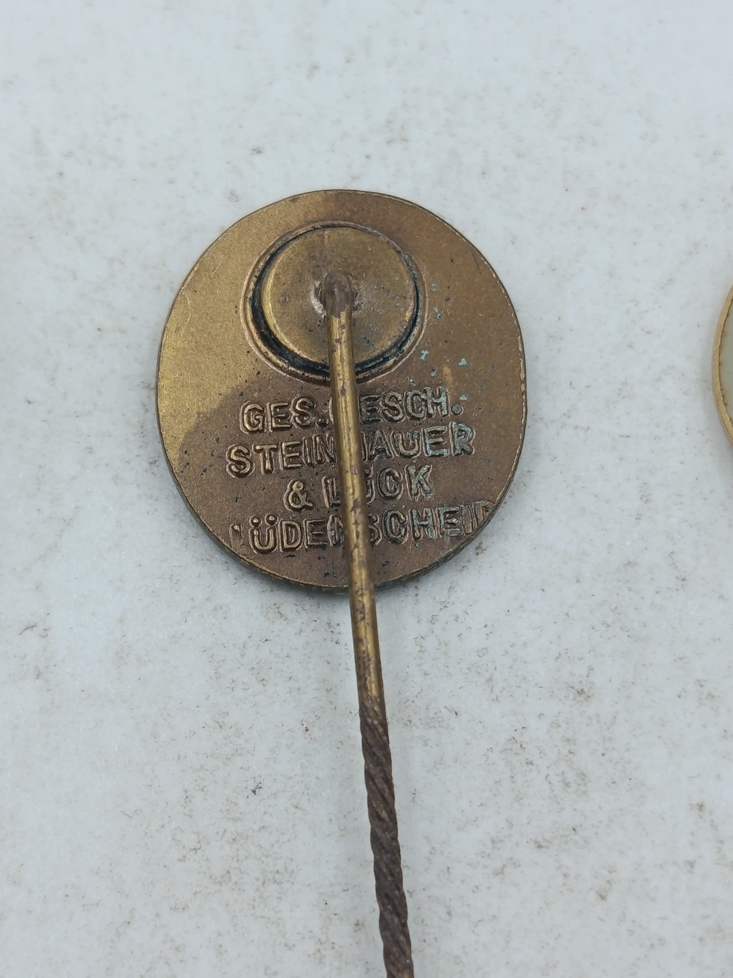 Vintage Anstecknadeln Set mit verschiedenen Motiven für Sammler und Liebhaber klassischer Accessoires