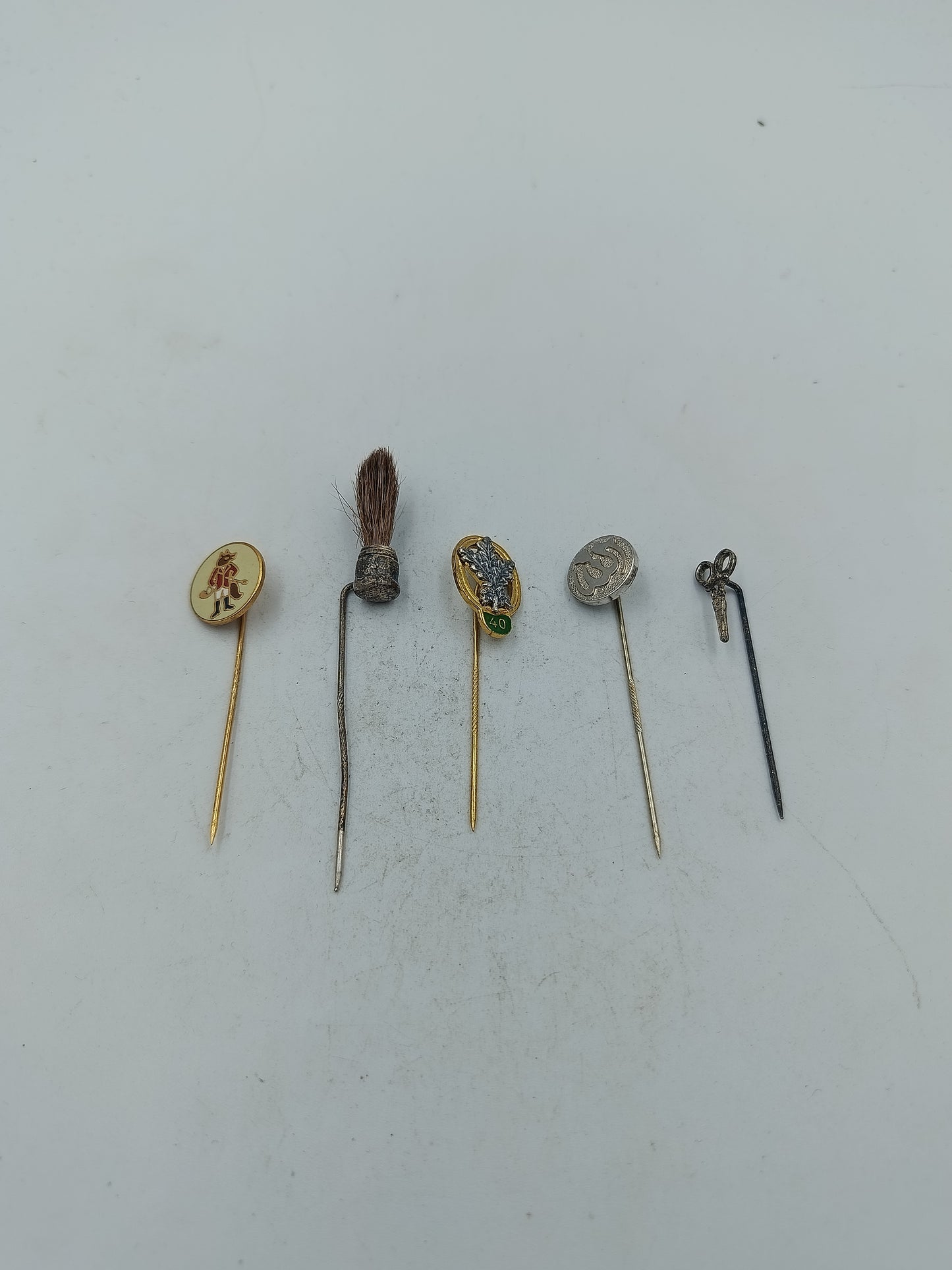 Vintage Anstecknadeln Set mit verschiedenen Motiven  Sammlerstück