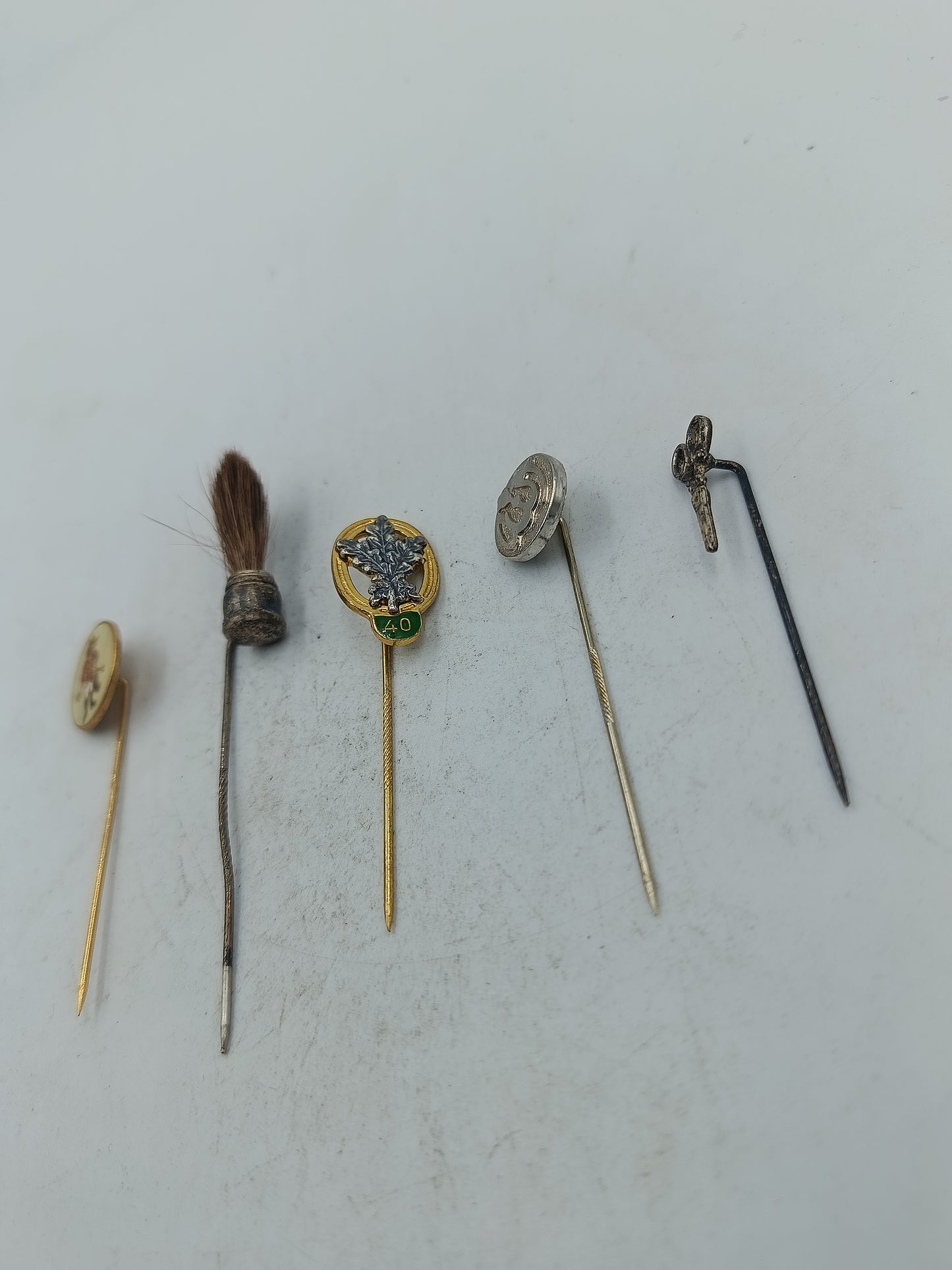 Vintage Anstecknadeln Set mit verschiedenen Motiven  Sammlerstück