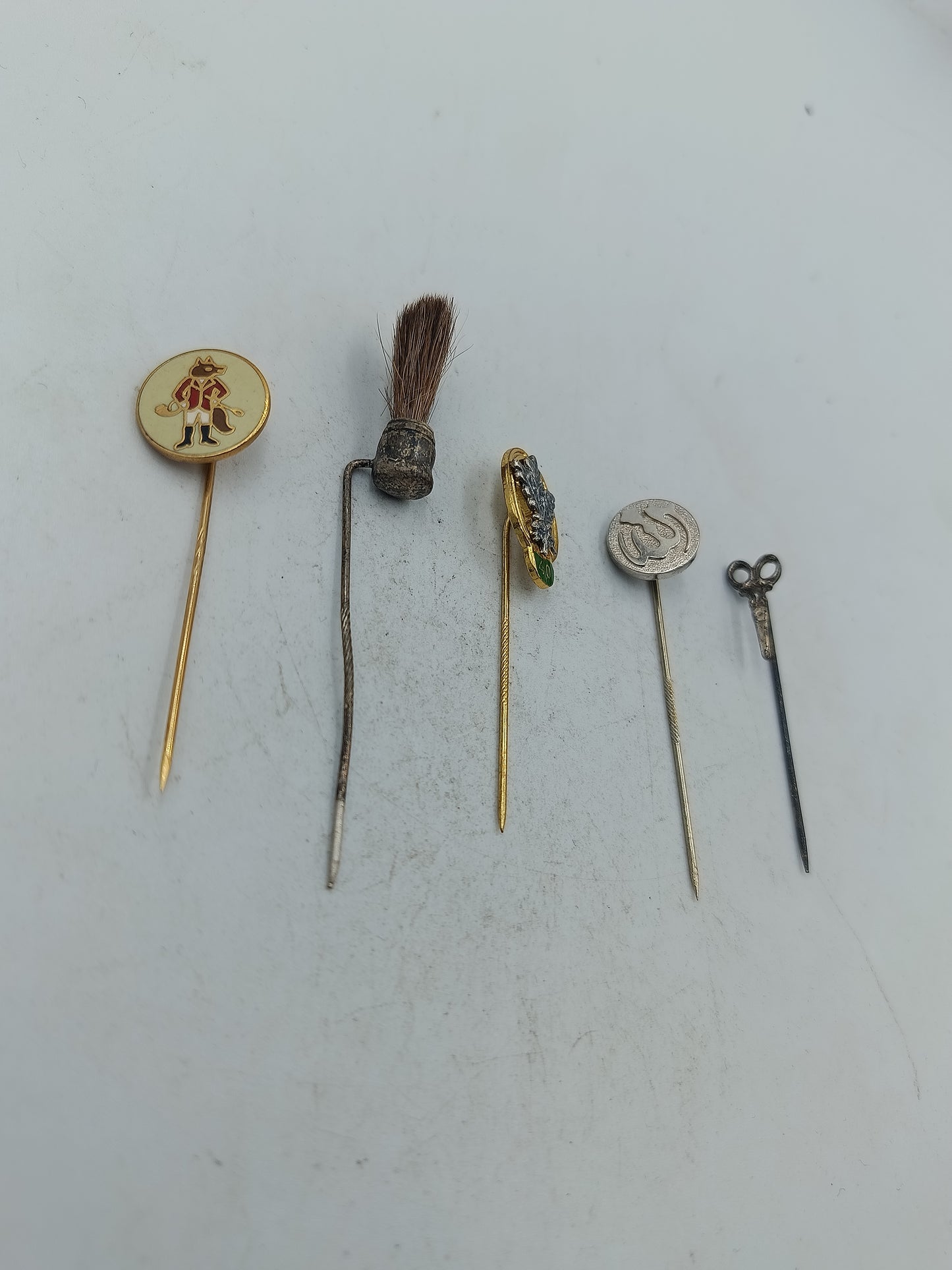 Vintage Anstecknadeln Set mit verschiedenen Motiven  Sammlerstück