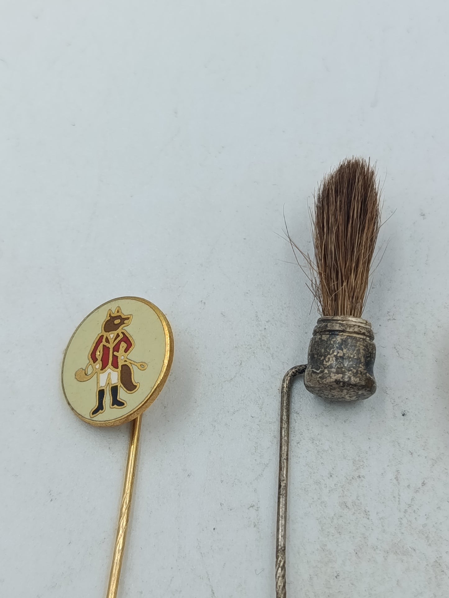 Vintage Anstecknadeln Set mit verschiedenen Motiven  Sammlerstück