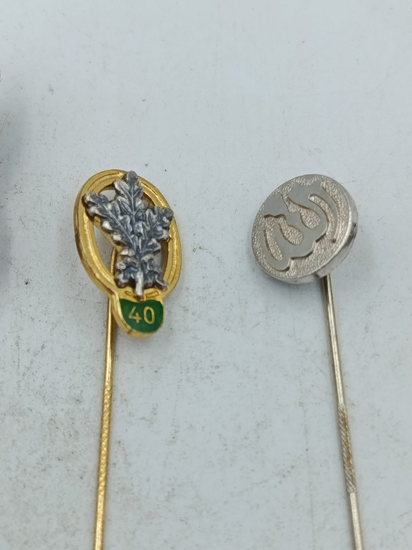 Vintage Anstecknadeln Set mit verschiedenen Motiven  Sammlerstück