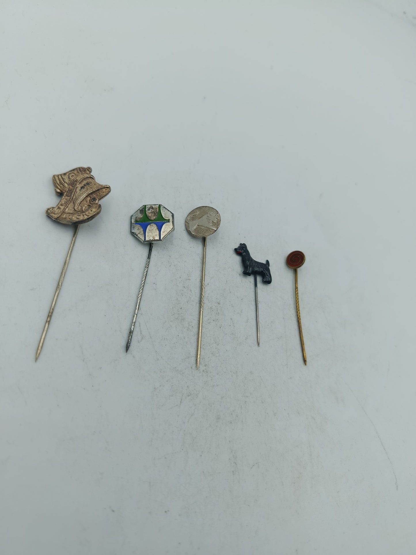 Vintage Anstecknadeln Set mit Tier und Symbol Motiven