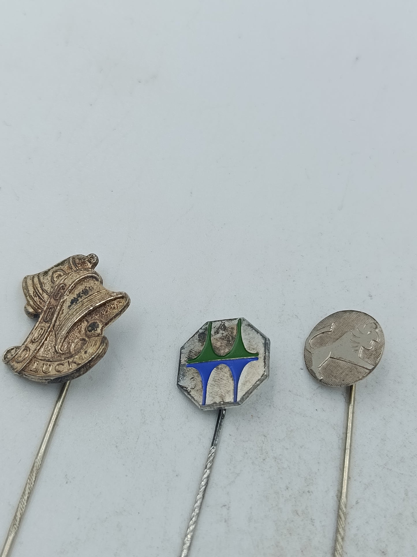 Vintage Anstecknadeln Set mit Tier und Symbol Motiven
