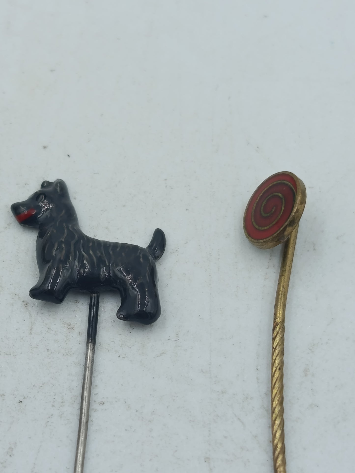 Vintage Anstecknadeln Set mit Tier und Symbol Motiven