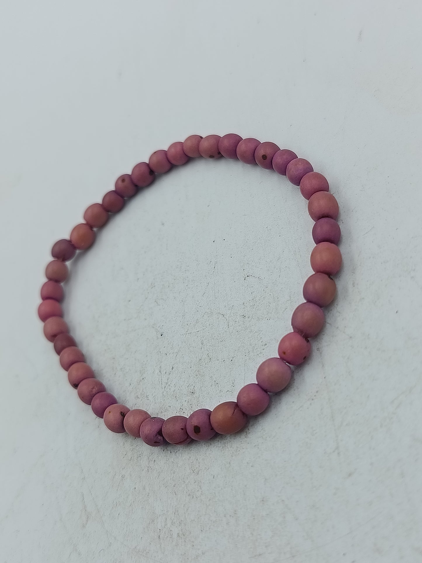 Elastisches Perlenarmband in sanftem Rosaton mit natürlicher Ausstrahlung und angenehmem Tragekomfort