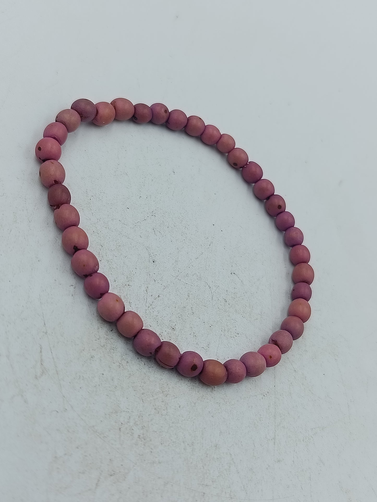 Elastisches Perlenarmband in sanftem Rosaton mit natürlicher Ausstrahlung und angenehmem Tragekomfort