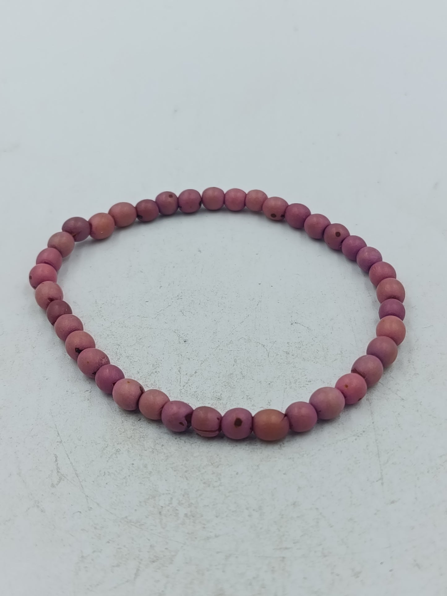 Elastisches Perlenarmband in sanftem Rosaton mit natürlicher Ausstrahlung und angenehmem Tragekomfort