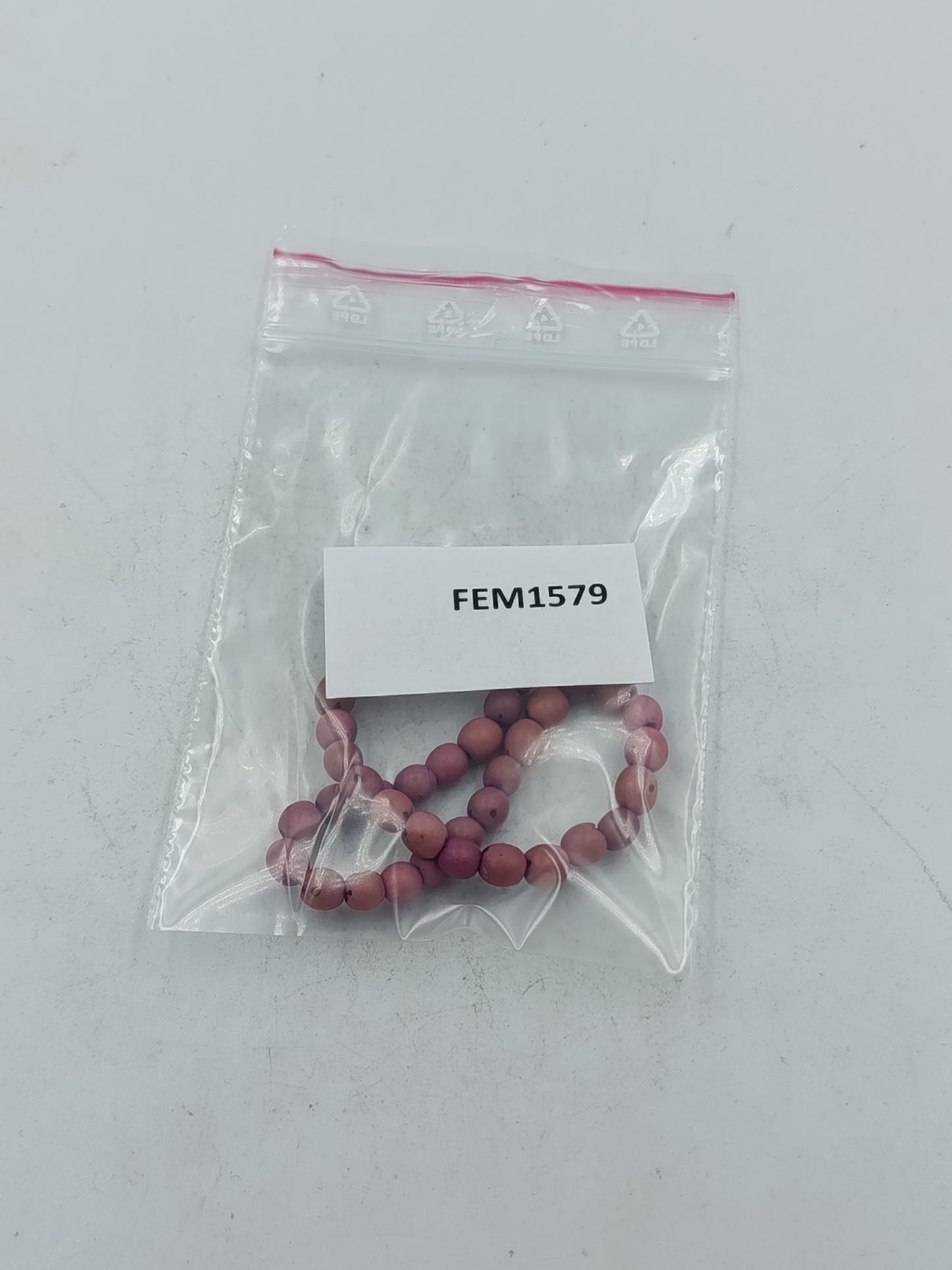 Elastisches Perlenarmband in sanftem Rosaton mit natürlicher Ausstrahlung und angenehmem Tragekomfort