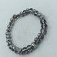 Elastisches Perlenarmband mit facettierten Glasperlen in edlem Grau und sanftem Schimmer