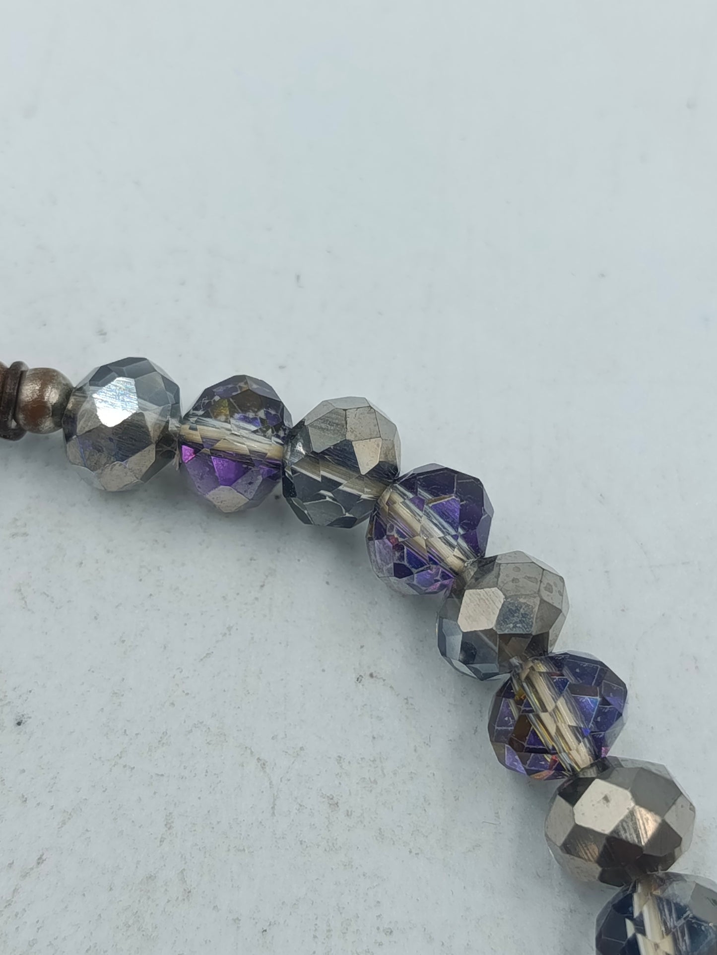 Elastisches Perlenarmband mit facettierten Glasperlen in edlem Grau und sanftem Schimmer