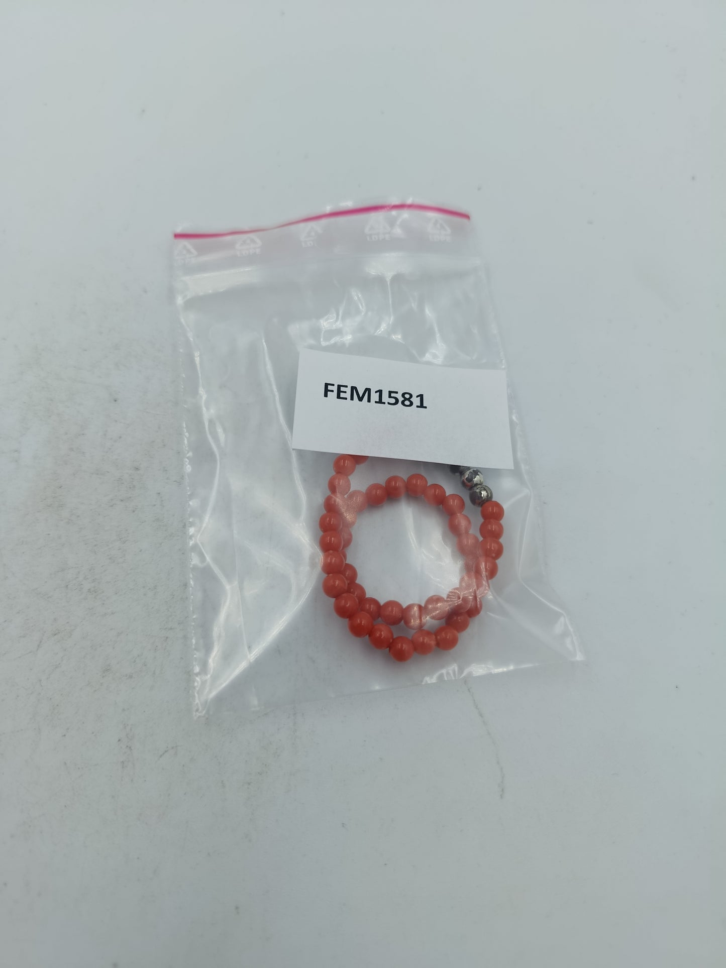 Feines elastisches Perlenarmband in kräftigem Rot mit dezenten dunklen Akzentperlen