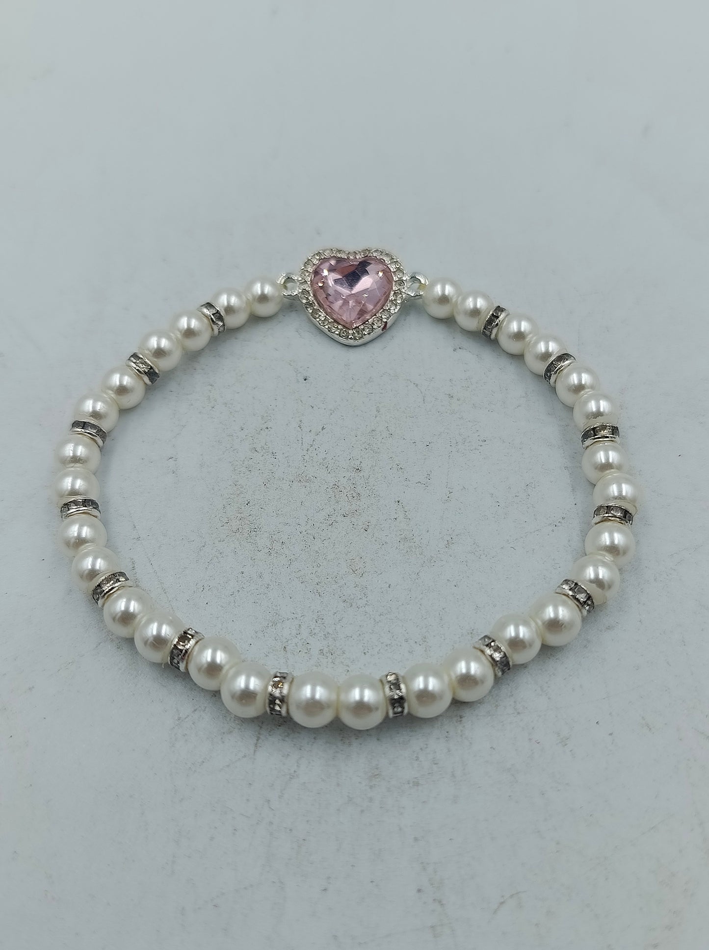 Elegantes elastisches Perlenarmband mit Herz-Zierelement