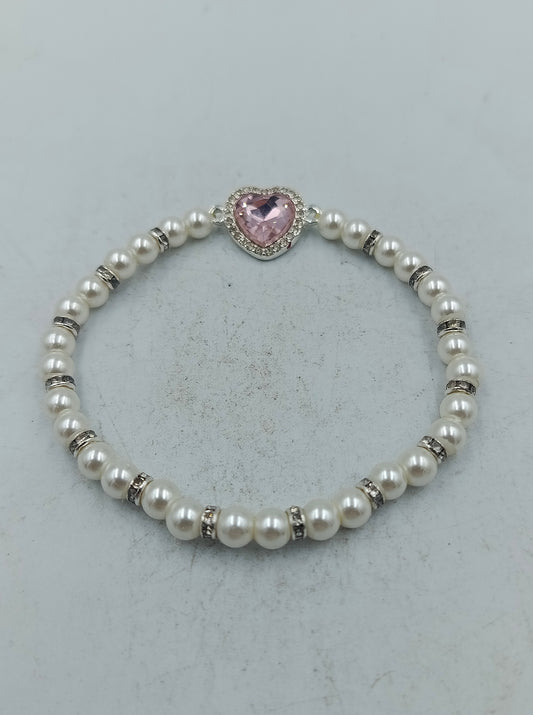 Elegantes elastisches Perlenarmband mit Herz-Zierelement