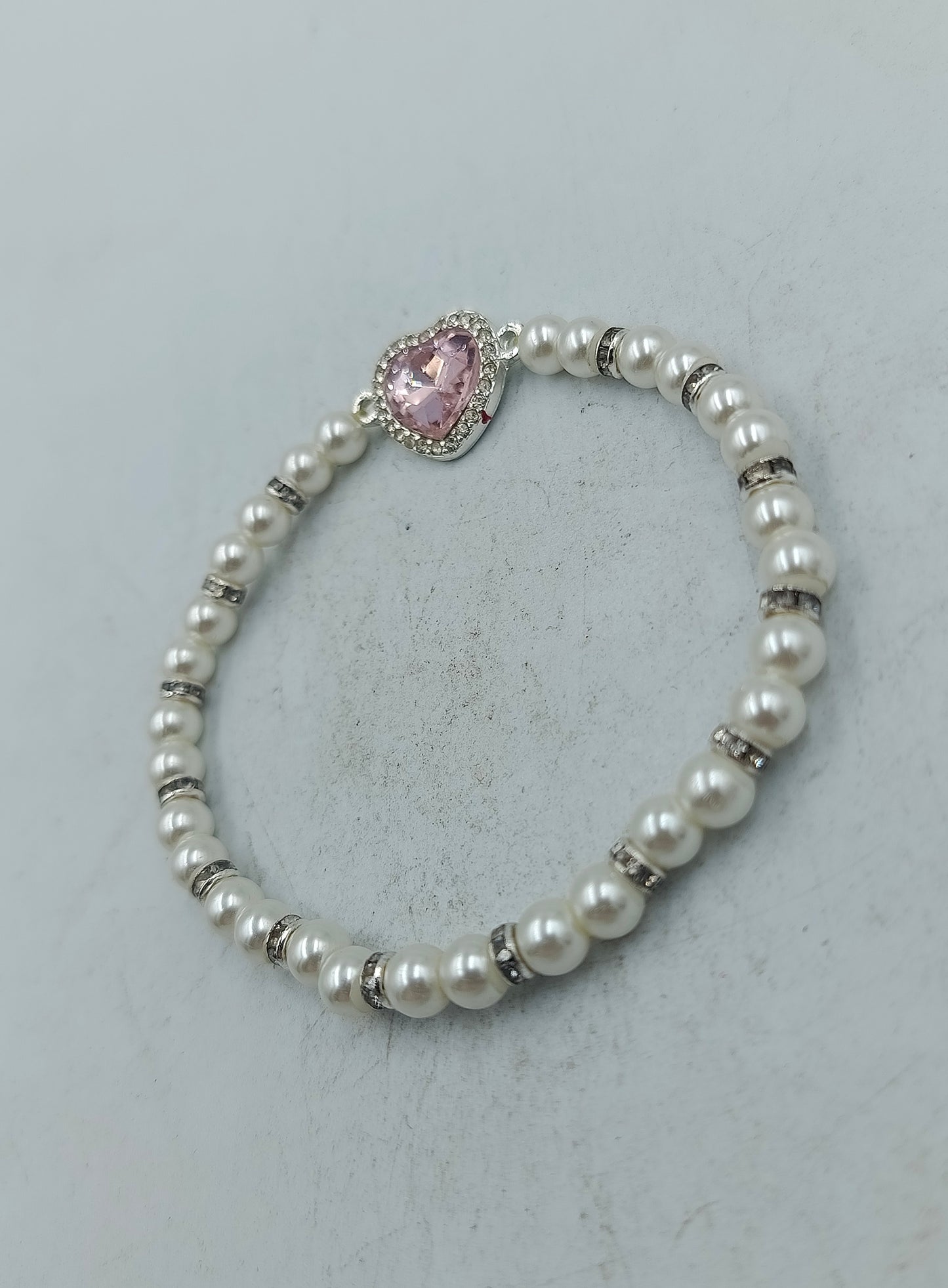 Elegantes elastisches Perlenarmband mit Herz-Zierelement