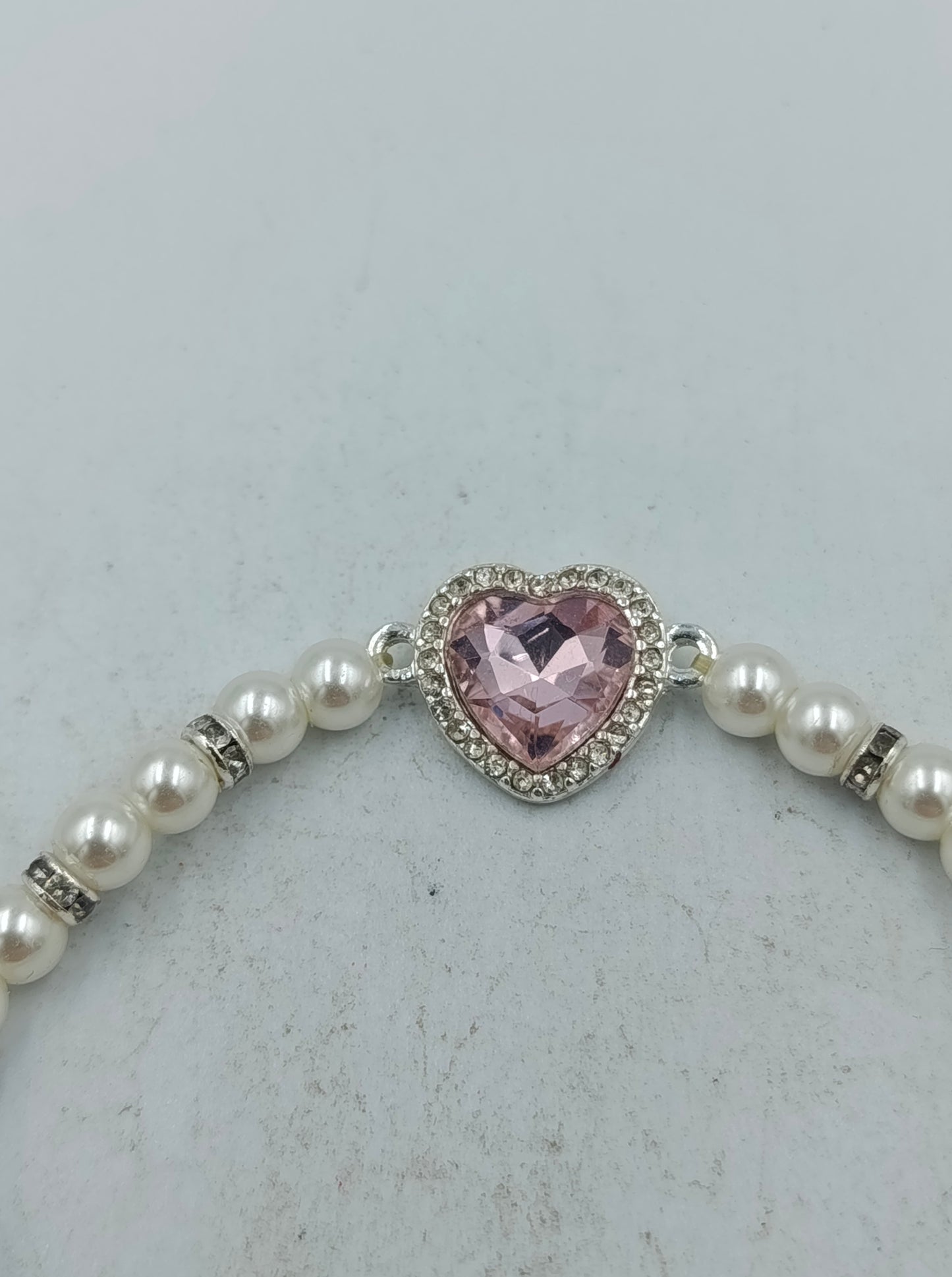 Elegantes elastisches Perlenarmband mit Herz-Zierelement