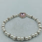 Elegantes elastisches Perlenarmband mit Herz-Zierelement
