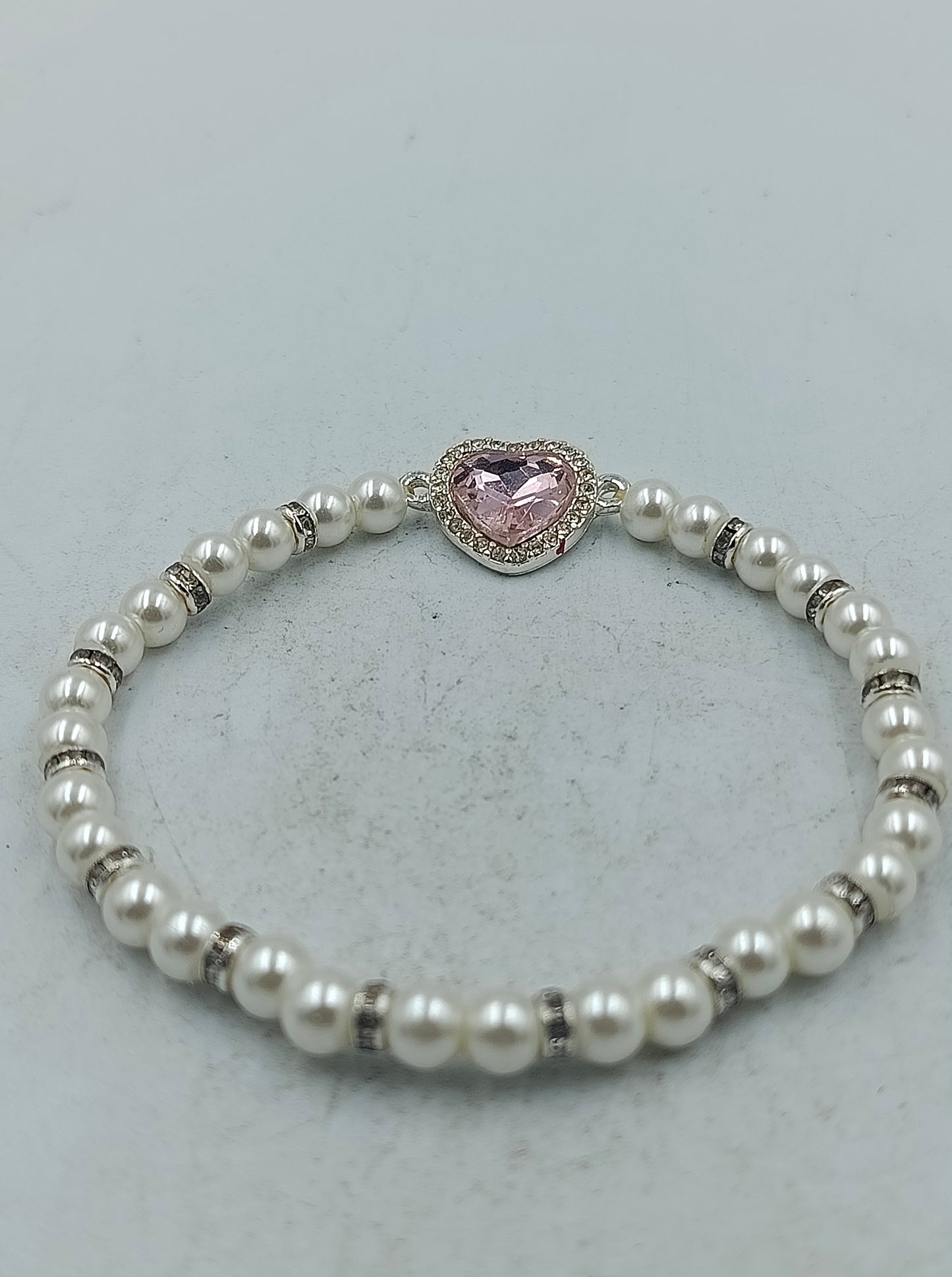 Elegantes elastisches Perlenarmband mit Herz-Zierelement