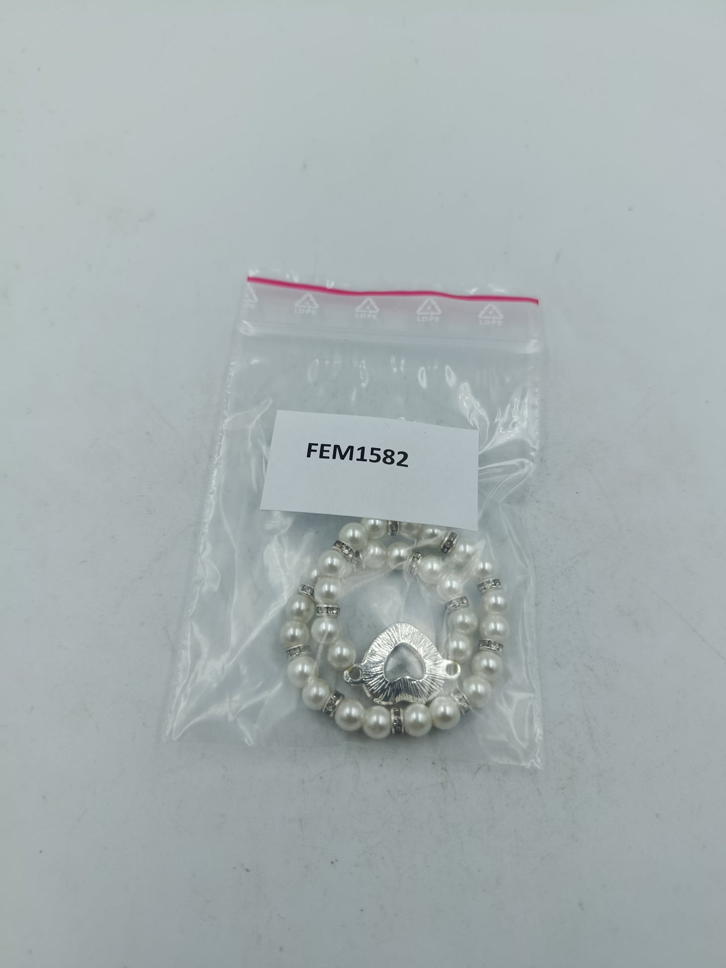 Elegantes elastisches Perlenarmband mit Herz-Zierelement