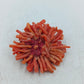 Ausdrucksstarke Brosche aus rotem Korallenlook mit plastischer Struktur