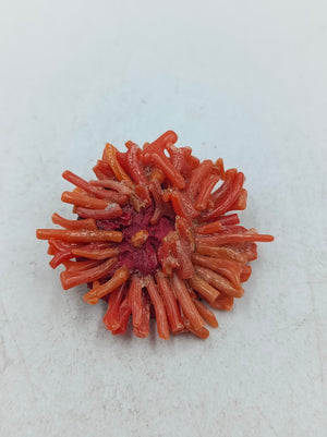 Ausdrucksstarke Brosche aus rotem Korallenlook mit plastischer Struktur