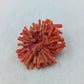 Ausdrucksstarke Brosche aus rotem Korallenlook mit plastischer Struktur