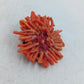 Ausdrucksstarke Brosche aus rotem Korallenlook mit plastischer Struktur
