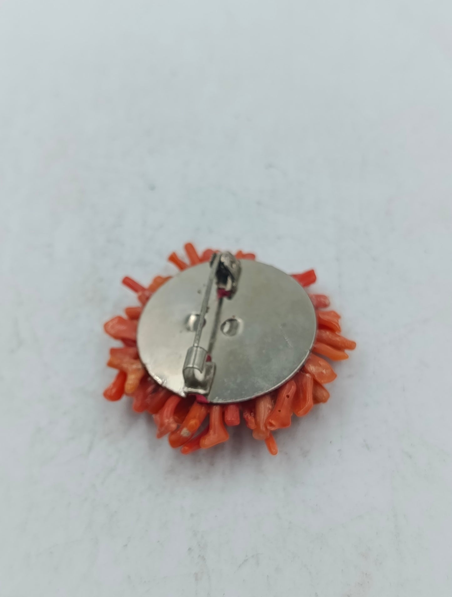 Ausdrucksstarke Brosche aus rotem Korallenlook mit plastischer Struktur