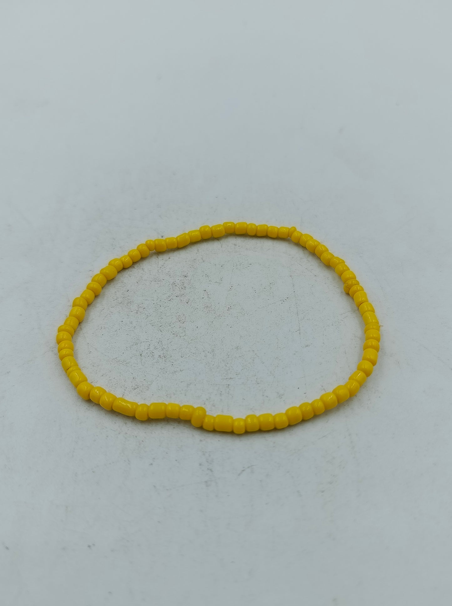 Schlichtes elastisches Armband aus gelben Glasperlen für sommerliche Akzente