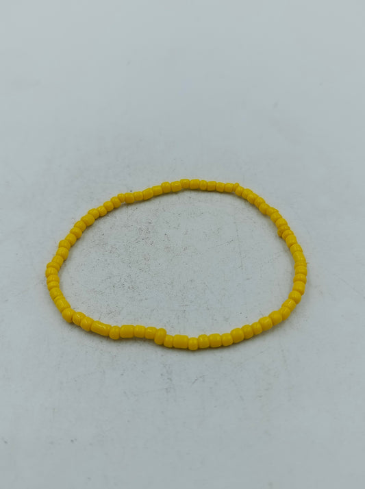 Schlichtes elastisches Armband aus gelben Glasperlen für sommerliche Akzente
