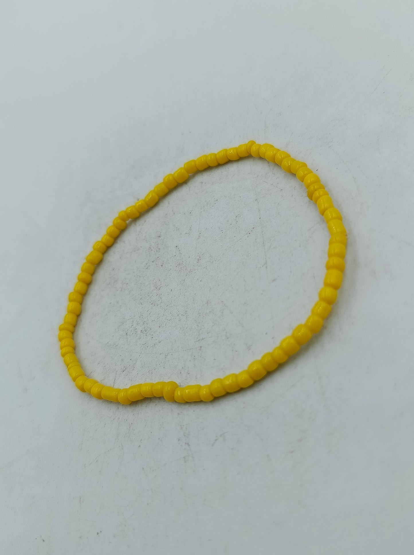 Schlichtes elastisches Armband aus gelben Glasperlen für sommerliche Akzente