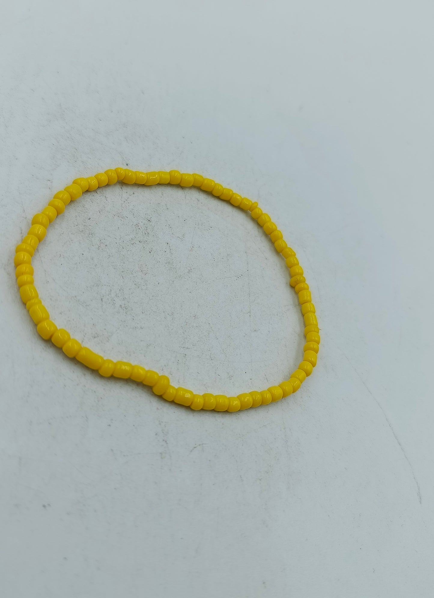 Schlichtes elastisches Armband aus gelben Glasperlen für sommerliche Akzente