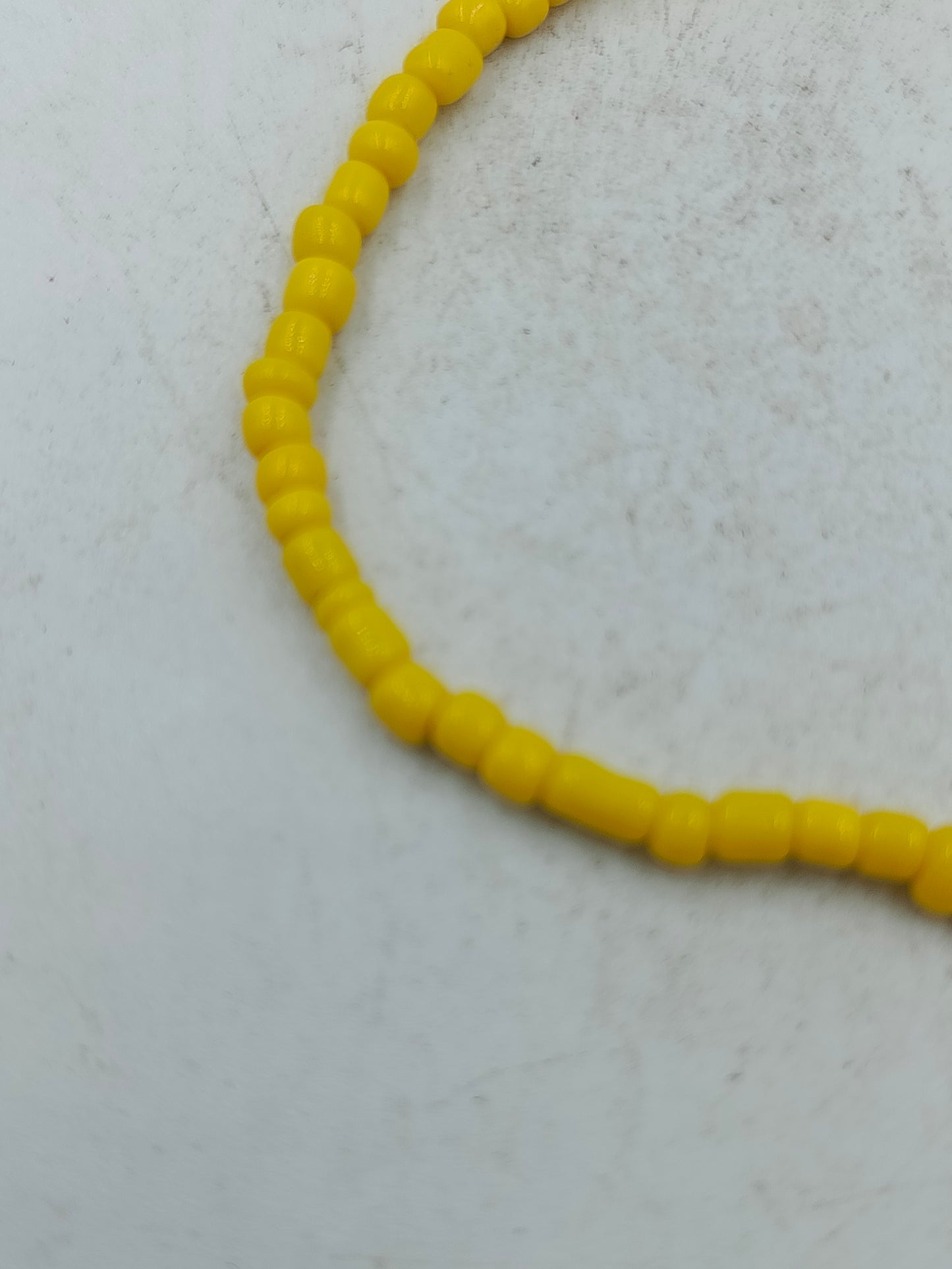 Schlichtes elastisches Armband aus gelben Glasperlen für sommerliche Akzente