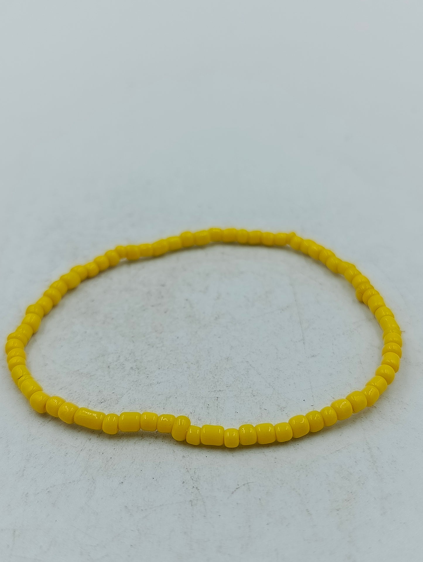 Schlichtes elastisches Armband aus gelben Glasperlen für sommerliche Akzente