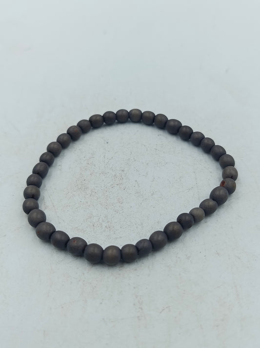 Modernes elastisches Armband aus matten grauen Perlen mit ruhiger minimalistischer Ausstrahlung