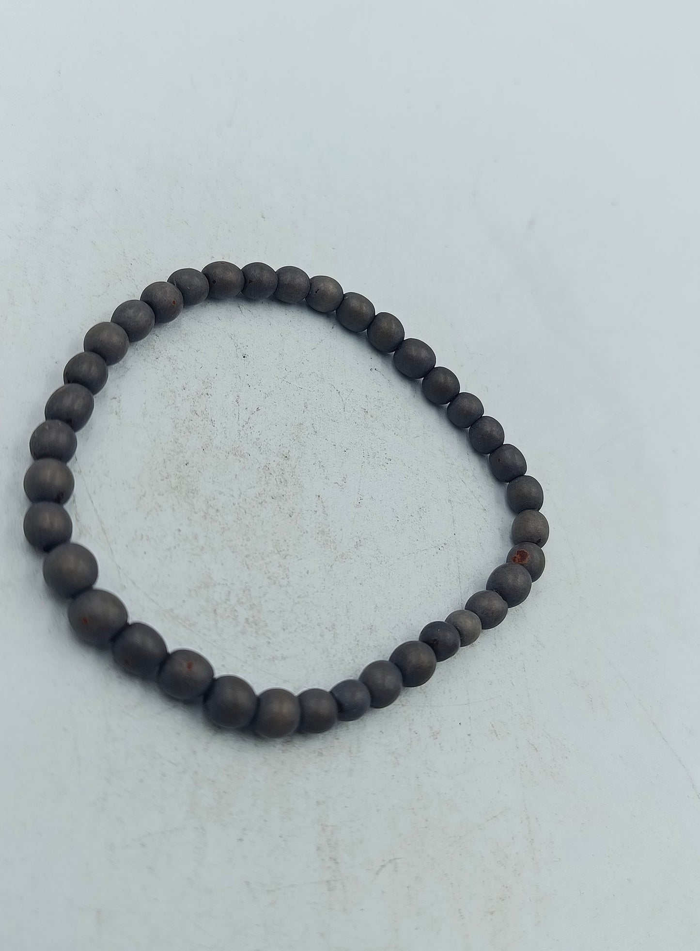 Modernes elastisches Armband aus matten grauen Perlen mit ruhiger minimalistischer Ausstrahlung