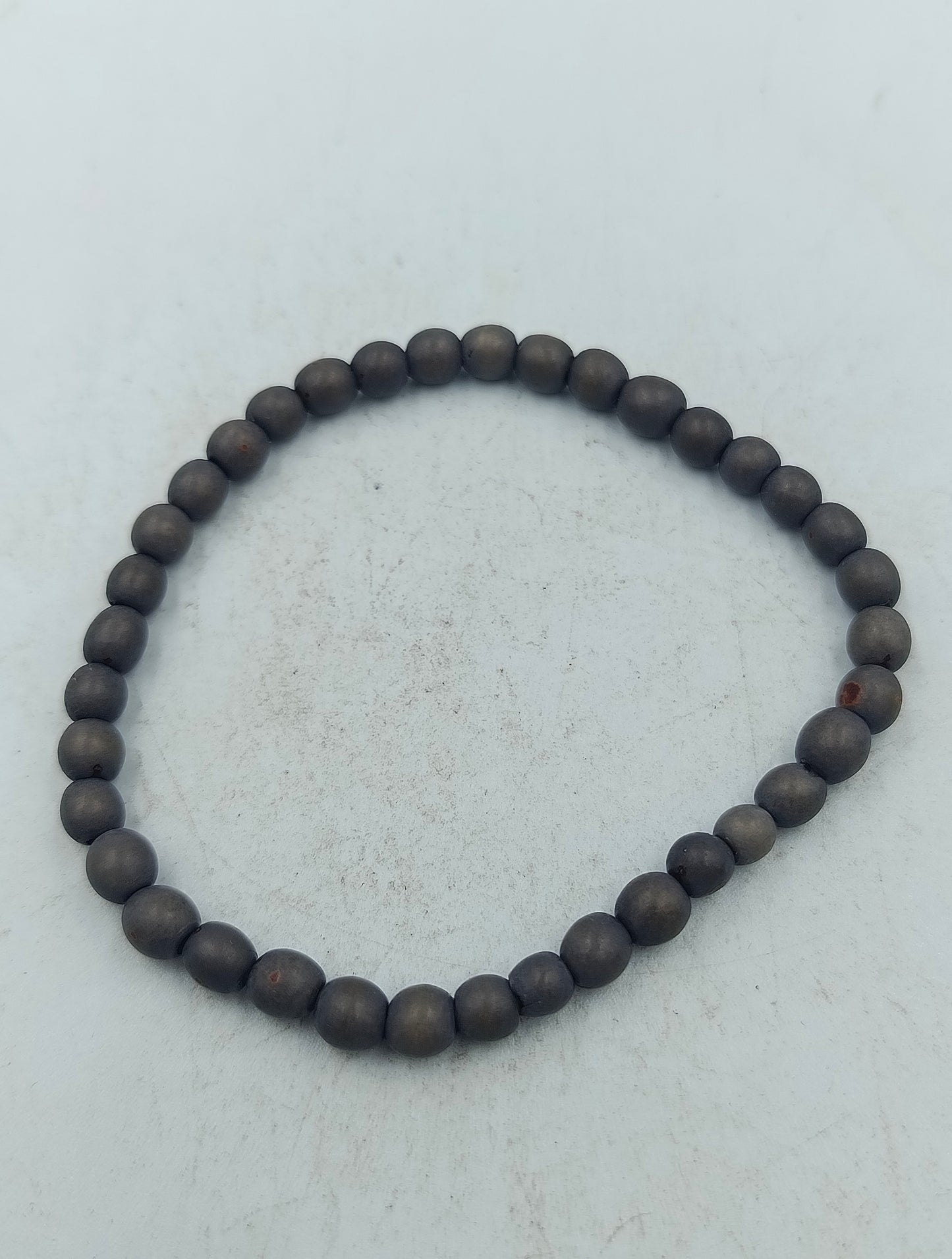 Modernes elastisches Armband aus matten grauen Perlen mit ruhiger minimalistischer Ausstrahlung