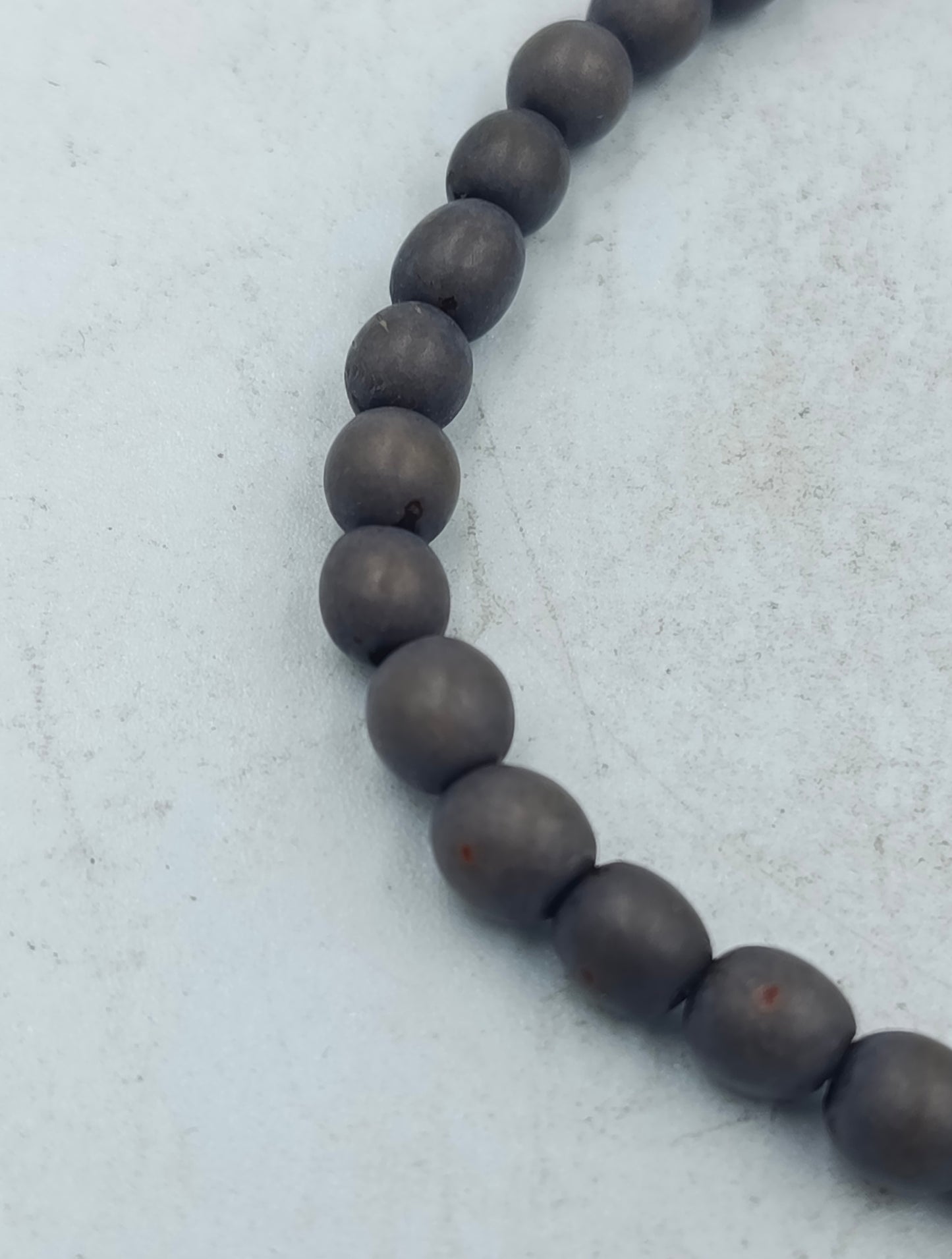 Modernes elastisches Armband aus matten grauen Perlen mit ruhiger minimalistischer Ausstrahlung