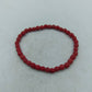 Schlichtes elastisches Armband aus roten matten Perlen für warme natürliche Akzente