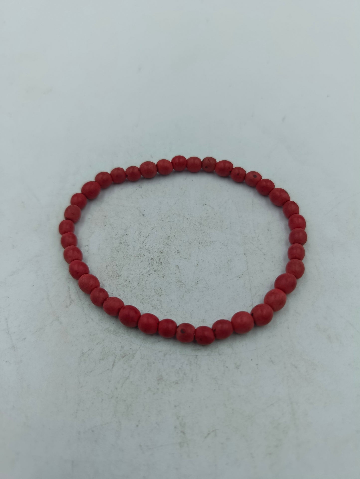 Schlichtes elastisches Armband aus roten matten Perlen für warme natürliche Akzente